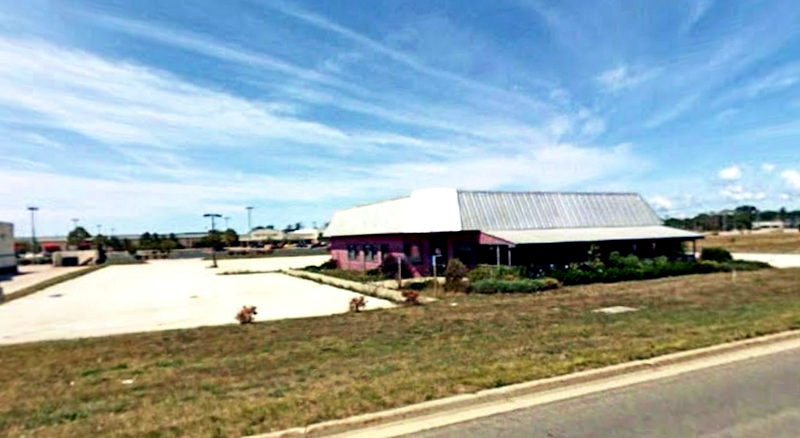 Hooters - Muskegon - 5147 Harvey St (newer photo)